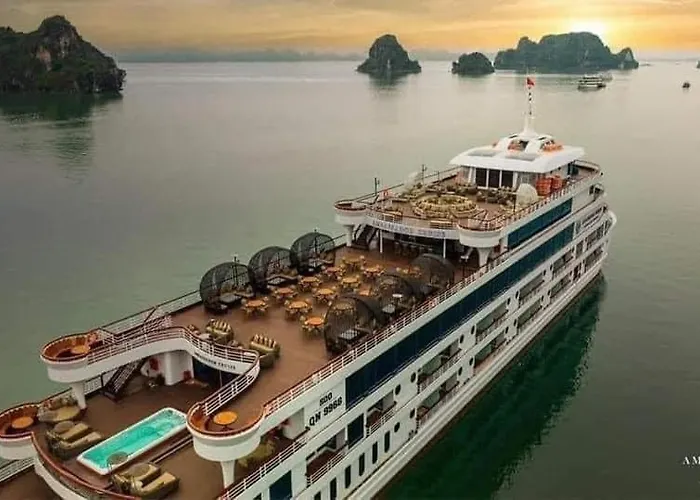 Hotel Lucasta Hạ Long